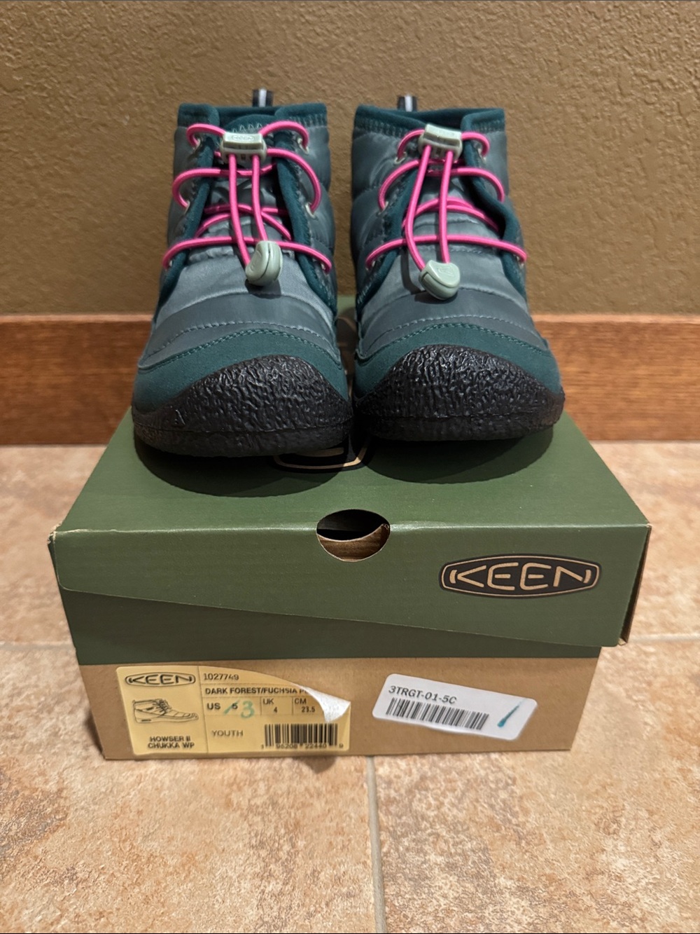 KEEN Kids Dark Green Ankle Boots with Pink Laces Howser II Chukka Youth size 3
